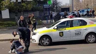 Photo of foto | O minoră, lovită pe trecerea de pietoni de o mașină a poliției. Adolescenta, transportată de urgență la spital