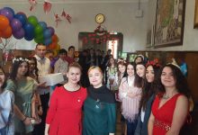 Photo of foto | Martie a învăluit țara în sărbătoare. Mai multe licee din capitală „s-au îmbrăcat” în straie albe și roșii