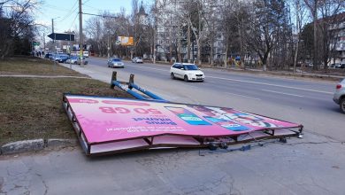 Photo of foto | Vântul de primăvară, din ce în ce mai furios. Un panou publicitar din sectorul Buiucani a fost doborât la pământ