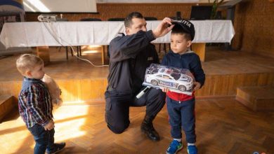 Photo of foto | Le-au oferit zâmbete și cadouri. Inspectorii de patrulare au vizitat micuții de la Spitalul Clinic Municipal pentru Copii Nr. 1