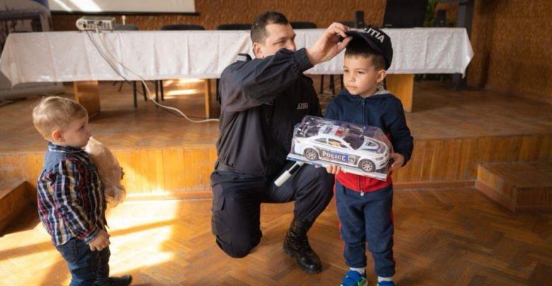 Photo of foto | Le-au oferit zâmbete și cadouri. Inspectorii de patrulare au vizitat micuții de la Spitalul Clinic Municipal pentru Copii Nr. 1