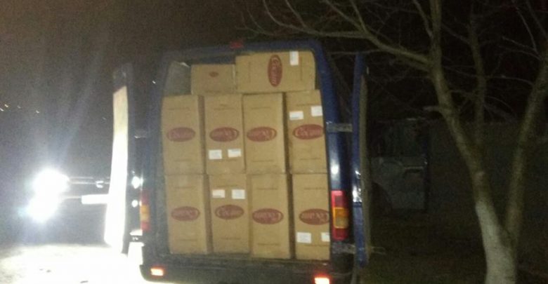 Photo of foto | Zeci de cutii cu cafea de contrabandă, descoperite de polițiști într-un microbuz. Șase persoane au fost reținute