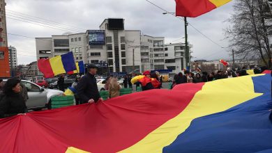 Photo of foto, video | Un tricolor imens a acoperit străzile Chișinăului. Mai mulți moldoveni au marcat 101 ani de la Unirea Basarabiei cu România