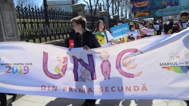 Photo of foto | Cu baloane și pancarte, moldovenii și-au manifestat dezacordul față de avorturi. La Chișinău s-a desfășurat „Marșul pentru Viață”
