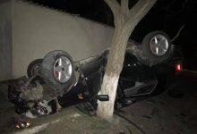 Photo of foto | Un șofer a scăpat cu viață ca prin minune după ce s-a izbit cu mașina într-un copac. Automobilul a fost făcut zob