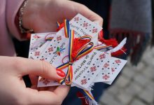 Photo of foto | Au transformat tricolorul în mărțișor. Studenții basarabeni din Cluj au împărțit trecătorilor zeci de simboluri ale primăverii