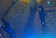 Photo of video | Au încălcat legea în plină stradă. Doi tineri din capitală, filmați în timp ce fură drapelul din fața unui muzeu