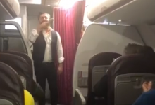 Photo of video | Piesa „Cântă cucul bată-l vina” a răsunat la mii de metri înălțime. Adrian Ursu i-a distrat pe moldovenii care zburau spre Barcelona
