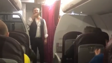 Photo of video | Piesa „Cântă cucul bată-l vina” a răsunat la mii de metri înălțime. Adrian Ursu i-a distrat pe moldovenii care zburau spre Barcelona