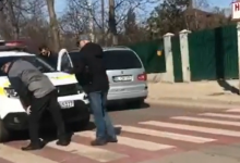 Photo of video | Accident pe trecerea de pietoni la Bălți. Un bărbat ar fi fost lovit de o mașină a poliției în timp ce traversa strada regulamentar