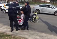 Photo of video | Ar fi trecut intenționat la roșu. Un bărbat invalid, salvat de polițiști după ce ar fi vrut să-și pună capăt zilelor 