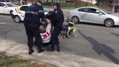 Photo of video | Ar fi trecut intenționat la roșu. Un bărbat invalid, salvat de polițiști după ce ar fi vrut să-și pună capăt zilelor 