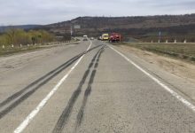 Photo of foto | Cinci stâlpi și două indicatoare, dintr-o lovitură. Un șofer de camion ar fi derapat într-un câmp din cauza vitezei