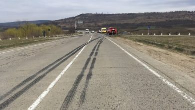 Photo of foto | Cinci stâlpi și două indicatoare, dintr-o lovitură. Un șofer de camion ar fi derapat într-un câmp din cauza vitezei