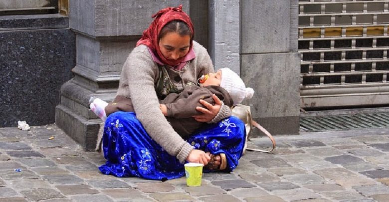 Photo of Autoritățile atenționează: Mamele care cerșesc împreună cu proprii copii riscă să fie decăzute din drepturile părintești