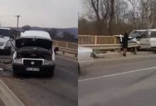 Photo of video | Grav accident în raionul Strășeni. Două persoane, transportate de urgență la spital după ce trei mașini s-au izbit violent