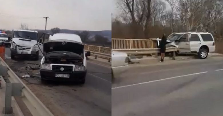 Photo of video | Grav accident în raionul Strășeni. Două persoane, transportate de urgență la spital după ce trei mașini s-au izbit violent