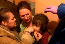 Photo of video | Au numit-o „fetița Mowgli”. O copilă, care a stat izolată de lume timp de 5 ani, descoperită într-un apartament din Moscova