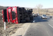 Photo of foto | Tone întregi de semințe de floarea soarelui, împrăștiate pe o autostradă. Un TIR plin cu marfă s-a răsturnat în Hâncești