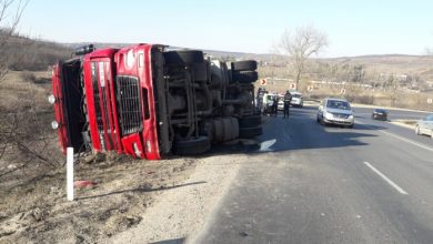 Photo of foto | Tone întregi de semințe de floarea soarelui, împrăștiate pe o autostradă. Un TIR plin cu marfă s-a răsturnat în Hâncești