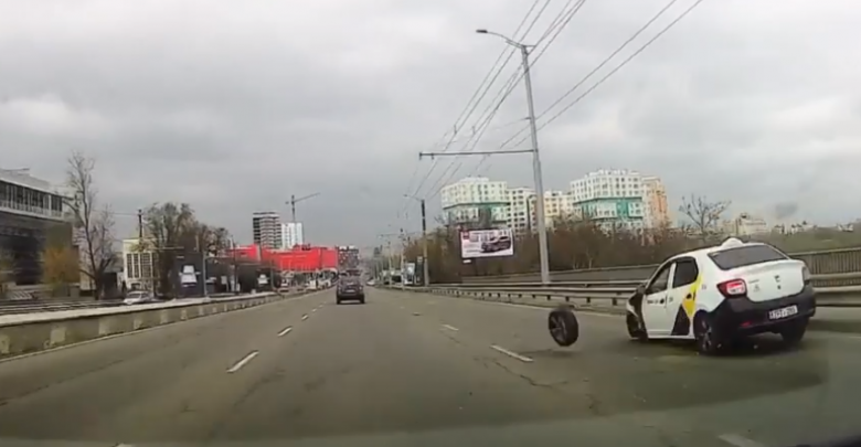 Photo of video | Zi cu ghinion pentru un șofer de taxi din capitală: A rămas fără o roată chiar în timp ce se deplasa pe bulevardul Dacia
