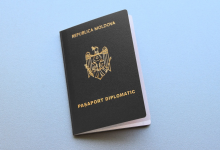 Photo of Le-ar fi perfectat pașapoarte diplomatice false, ajutându-i să iasă din țară. Un turc, acuzat de favorizarea migrației ilegale