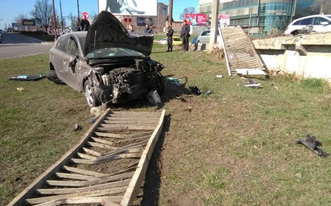 Photo of foto | Trei mașini s-au ciocnit pe strada Ismail din capitală. Șoferul unui automobil, transportat la spital