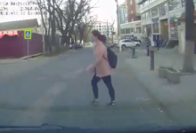 Photo of video | Pericol pe trecerile de pietoni. O tânără, la un pas de a fi lovită de un șofer vitezoman