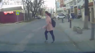 Photo of video | Pericol pe trecerile de pietoni. O tânără, la un pas de a fi lovită de un șofer vitezoman
