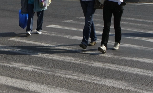 Photo of Chișinăuienii își amenajează propriile treceri de pietoni. Un marcaj rutier, desenat cu cretă pentru copii, a apărut pe o stradă din capitală