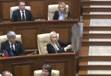 Photo of foto | Primul incident deocheat de la ședința Parlamentului. Tauber: „Vreau să mă protejez de blocul ACUM, care a fost intoxicat cu mercur”