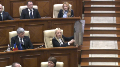 Photo of foto | Primul incident deocheat de la ședința Parlamentului. Tauber: „Vreau să mă protejez de blocul ACUM, care a fost intoxicat cu mercur”