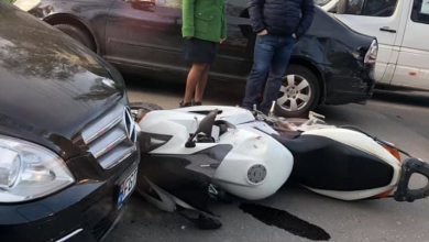 Photo of foto, video | Un motociclist s-a lovit violent cu un automobil în sectorul Râșcani. Șoferul vehiculului pe două roți, transportat la spital