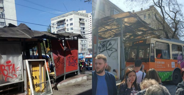 Photo of foto | Grav accident în capitală. Un troleibuz a intrat în plin într-o stație de pe bulevardul Negruzzi