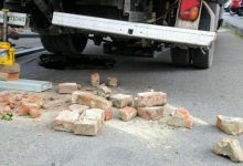 Photo of foto | Gropile din asfalt mai dau bătăi de cap șoferilor. Un bărbat „s-a trezit” cu roata camionului într-o gaură