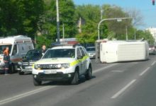 Photo of foto | Viteza l-ar fi răsturnat în intersecție. Un microbuz s-a izbit într-un automobil, după care s-a întors pe partea laterală