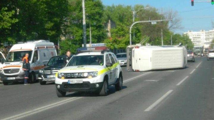 Photo of foto | Viteza l-ar fi răsturnat în intersecție. Un microbuz s-a izbit într-un automobil, după care s-a întors pe partea laterală