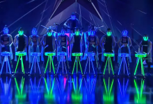 Photo of video | Au apărut pe scenă în costume neon, iar ce a urmat după a fost nebunie curată. O trupă de dans din Chișinău a făcut spectacol la Românii au Talent