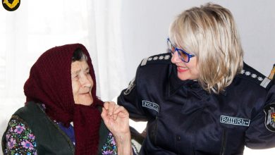 Photo of foto, video | Lacrimi de fericire pentru 22 de bătrâni de la Azilul din Ceadîr-Lunga. Inspectorii de patrulare le-au adus daruri și zâmbete pe chipuri
