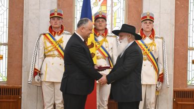 Photo of foto, video | Igor Dodon continuă să împartă distincții de stat. Printre premianți – baronul romilor din Moldova