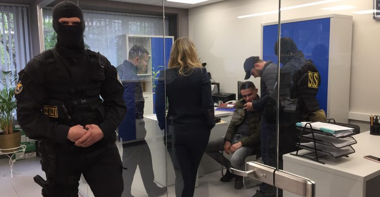 Photo of foto | Ofițerii SIS s-au pornit „cu colindatul”. Agenția Servicii Publice, împânzită de mascați