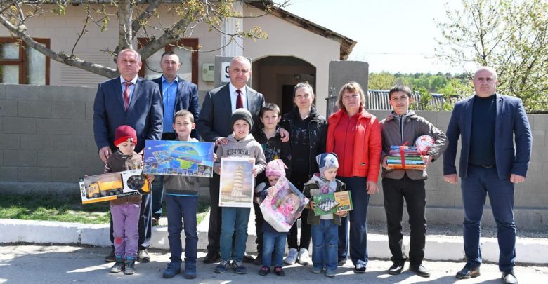 Photo of foto | De Paște se întâmplă minuni. O mamă din Fălești, care crește singură 7 copii, a primit în dar o casă