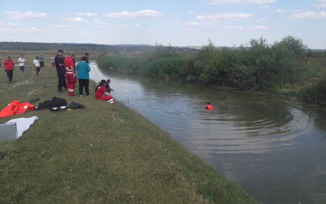 Photo of O copilă de doi ani din Slobozia s-ar fi înecat într-un râu. Scafandrii o caută deja de 2 zile