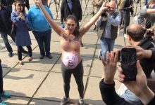 Photo of foto, video | Vladimir Zelenskii, întâlnit la secția de votare de o activistă Femen dezbrăcată: „Nu mai violați țara”