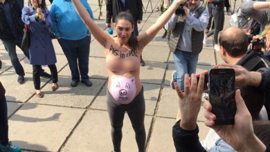 Photo of foto, video | Vladimir Zelenskii, întâlnit la secția de votare de o activistă Femen dezbrăcată: „Nu mai violați țara”