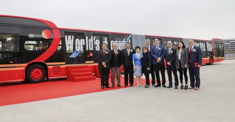 Photo of video | Chinezii au creat cel mai lung autobuz electric din lume. Câți pasageri poate transporta vehiculul inovator?