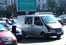 Photo of video | Încăierare în plin trafic. Doi șoferi din capitală nu au putut împărți aceeași stradă, așa că și-au împărțit cuvinte grele și îmbrânceli