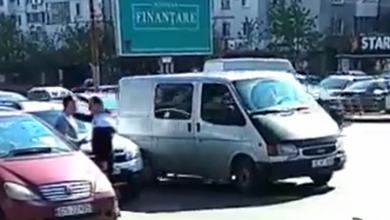 Photo of video | Încăierare în plin trafic. Doi șoferi din capitală nu au putut împărți aceeași stradă, așa că și-au împărțit cuvinte grele și îmbrânceli