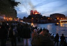 Photo of video, foto | Peste 800 de ani de istorie se fac scrum. Sute de francezi cânta îndurerați în timp ce catedrala Notre Dame arde