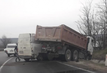 Photo of foto, video | Accident pe traseul Chișinău-Orhei. Un camion și un microbuz marfar s-au lovit violent